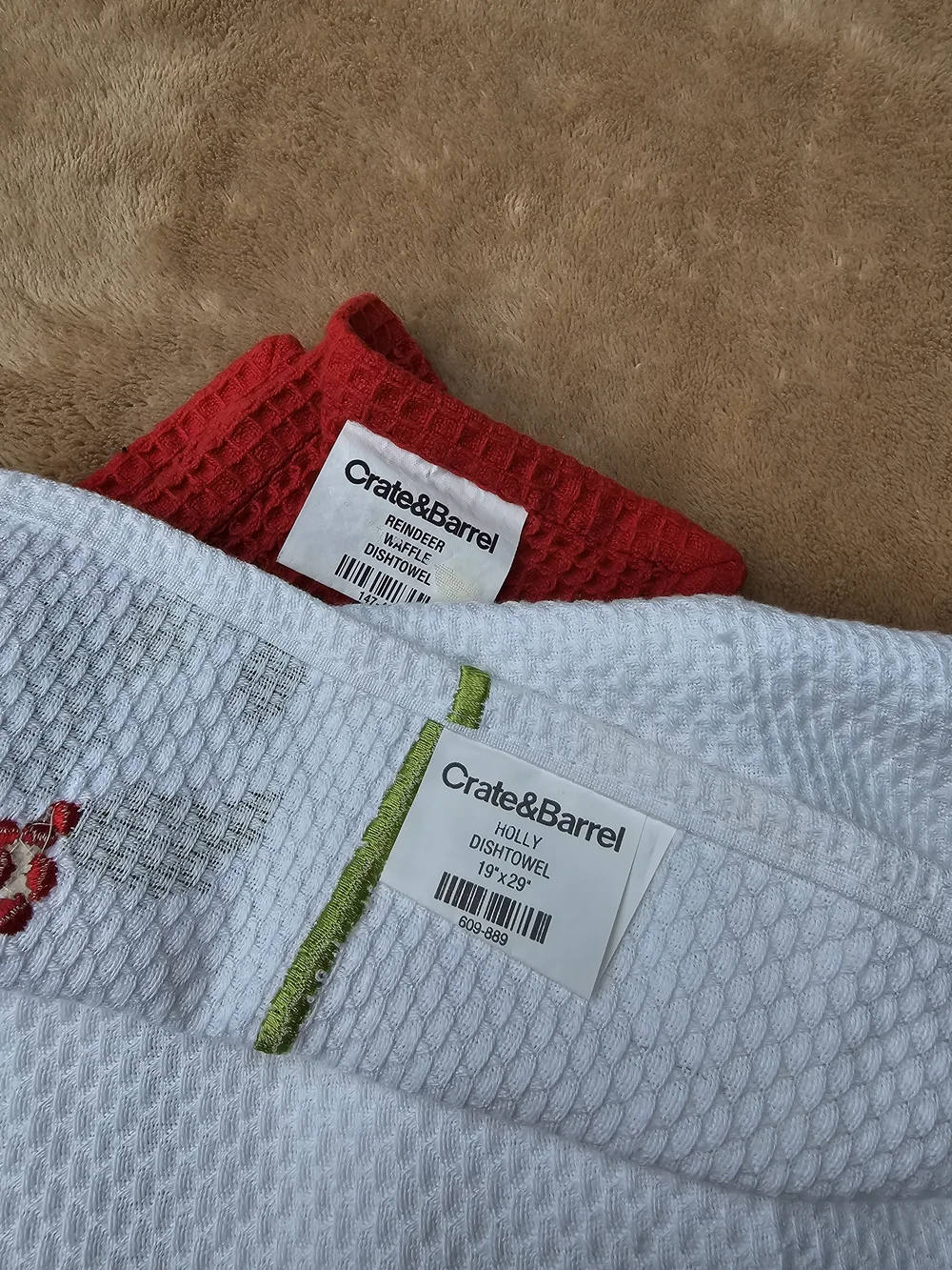 Crate & Barrel. 2 Placemats, 2 Dinner Napkins, 2 Towels. Snowman & Reindeer.